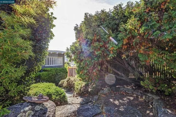 557 SUMMIT DR
