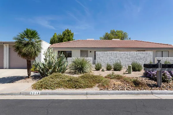 2218 N SUNSHINE CIR