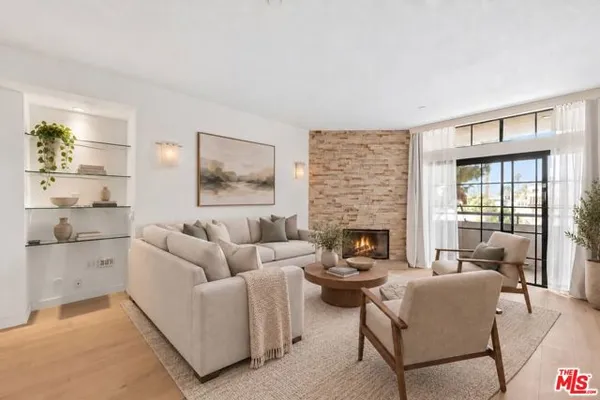 200 N SWALL DR 462