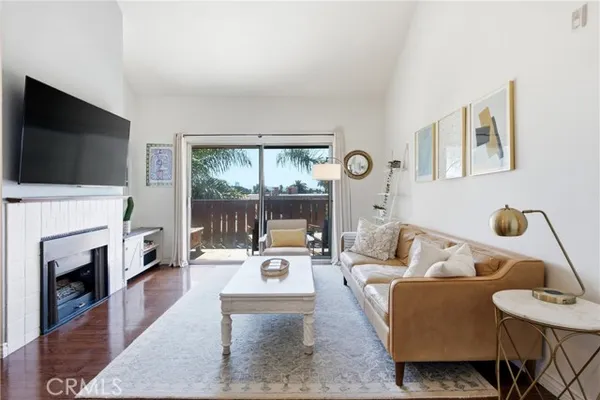 384 REDONDO AVE 401