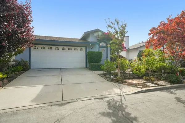 2104 MEADOW VIEW PL