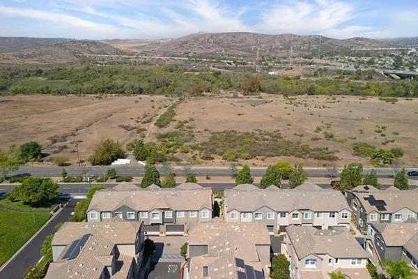 1800 CLARE LN