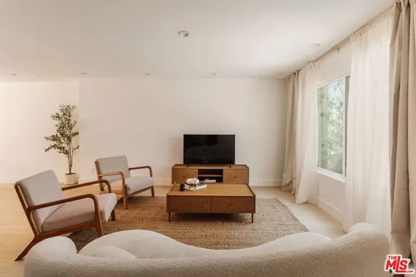 1337 CENTINELA AVE 2