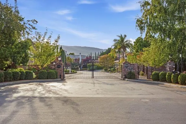 5 COLTON CT