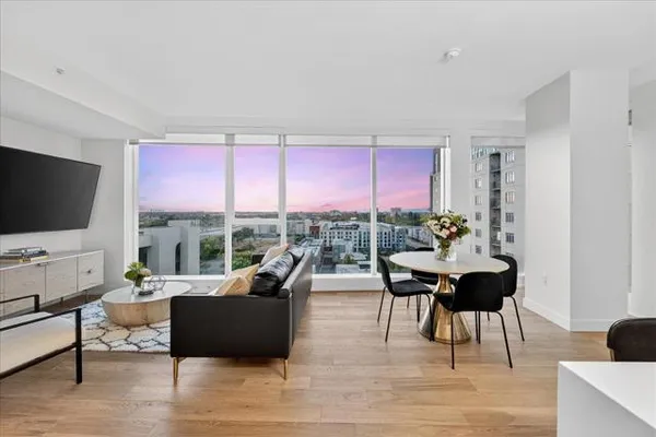 188 W SAINT JAMES ST 11101