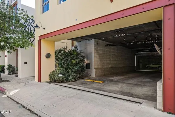 50 W DAYTON ST 209