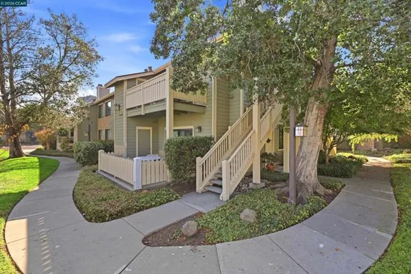 228 LAKESHORE CT