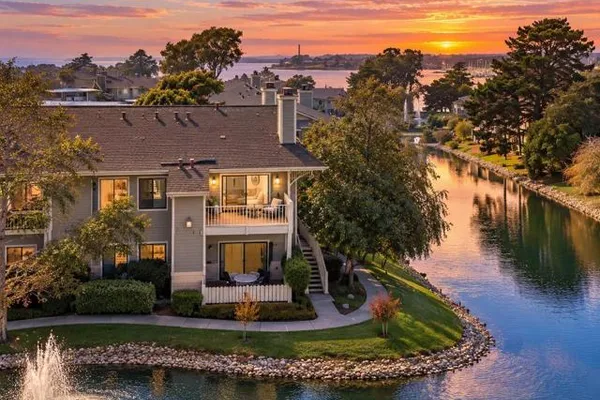 228 LAKESHORE CT