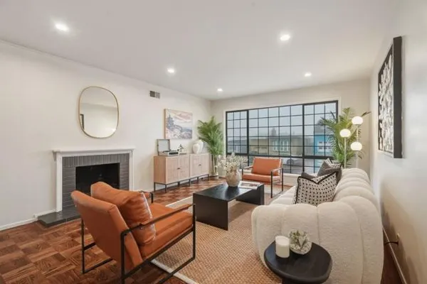 790 SKYLINE DR
