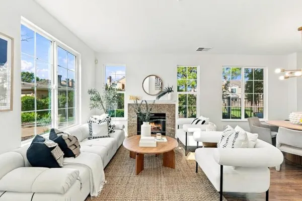 153 POSITANO CIR 802