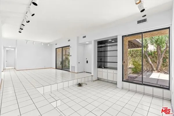 426 N HERMOSA DR
