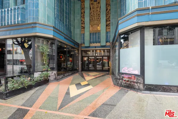 849 S BROADWAY M09