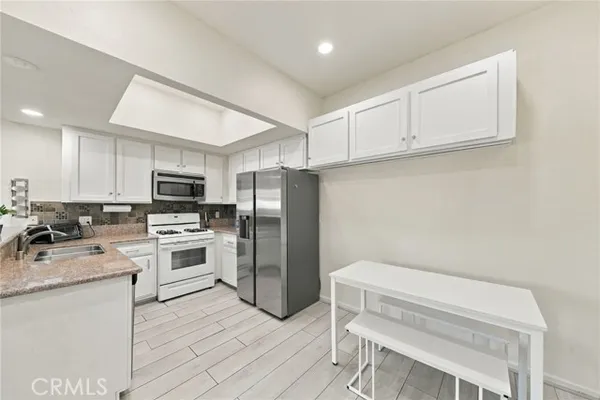 10943 LAUREL CANYON BLVD B9
