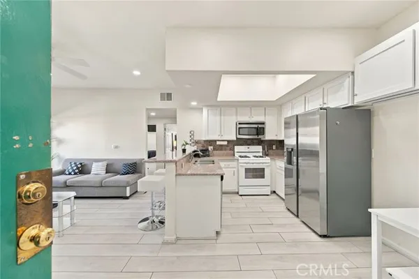 10943 LAUREL CANYON BLVD B9
