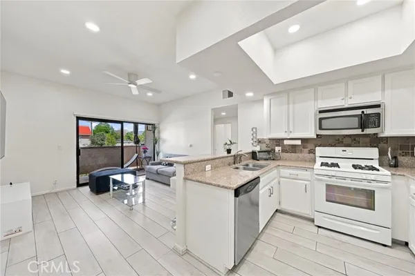 10943 LAUREL CANYON BLVD B9