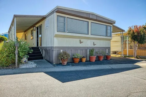 1040 38TH AVE 43