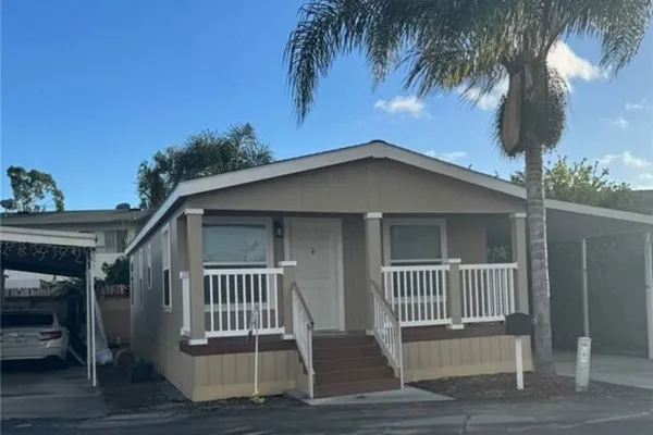 122 E BALBOA LN