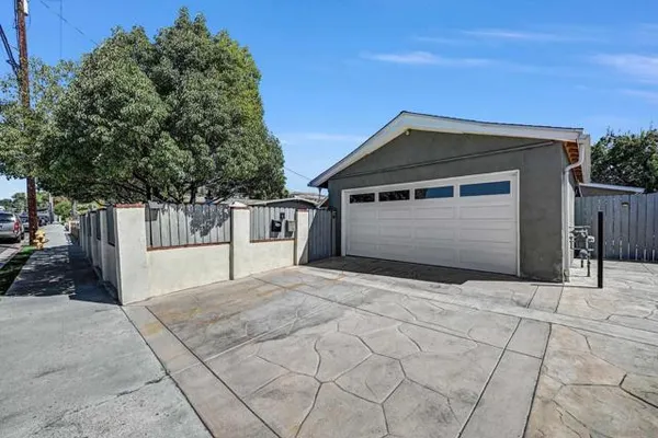 47 CARRIAGE RD