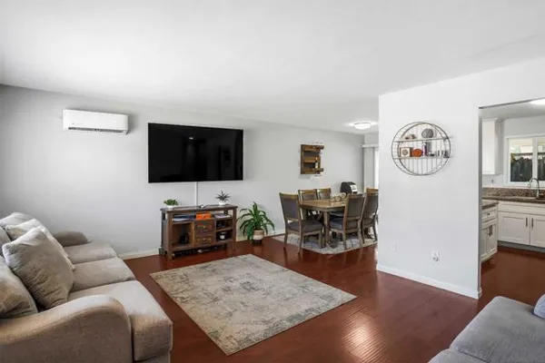 152 E OXFORD ST