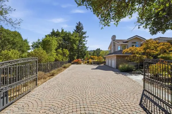 27960 ROBLE BLANCO DR