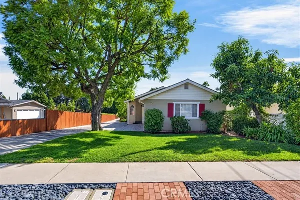 300 W LAUREL AVE