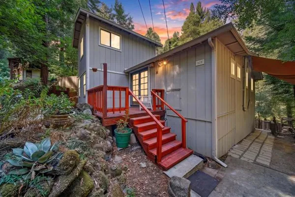 121 MAHOGANY WAY