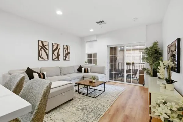 88 N JACKSON AVE 211
