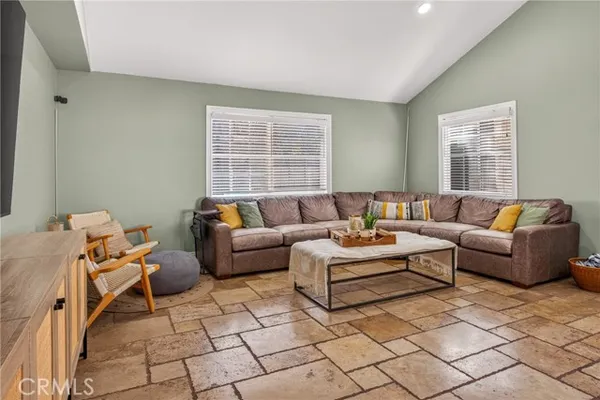 4 VELARDE CT