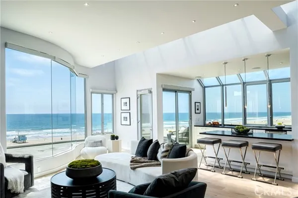 2522 THE STRAND