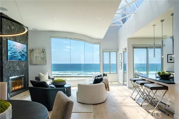 2522 THE STRAND