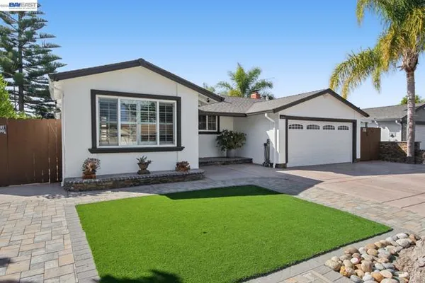 2454 MEDALLION DR