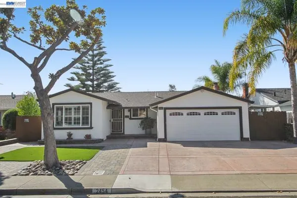 2454 MEDALLION DR