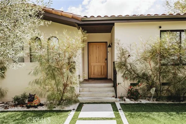 642 N CAHUENGA BLVD