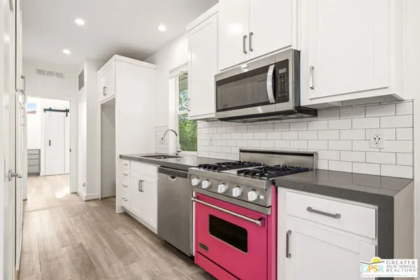 318 LEI DR