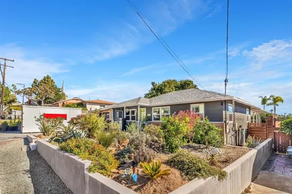 8127 GOLDEN AVE