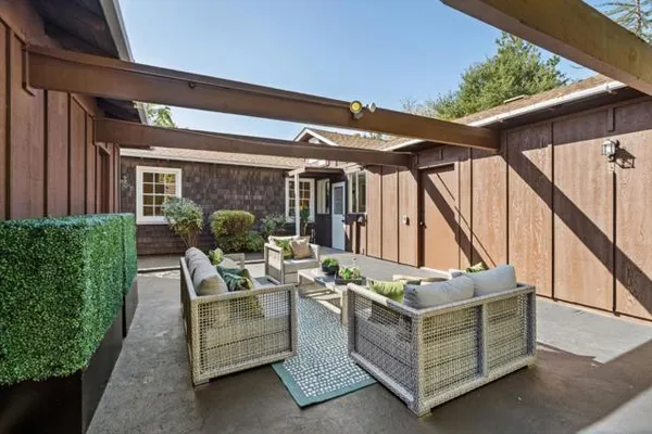 1055 LOS ROBLES AVE