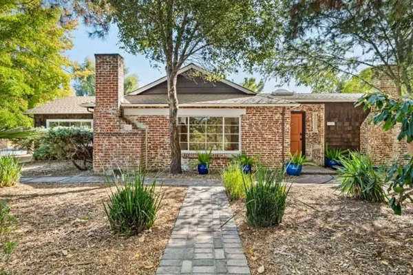 1055 LOS ROBLES AVE