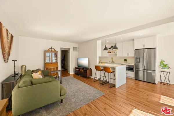 2621 CENTINELA AVE 17