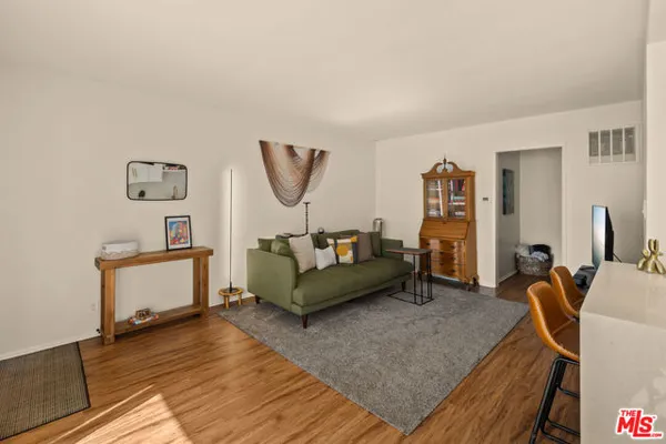 2621 CENTINELA AVE 17