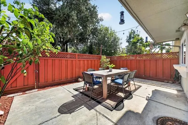 1032 POLK LN