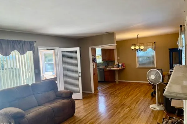 1428 W BEVERLY DR