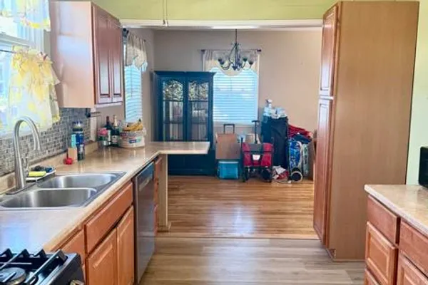 1428 W BEVERLY DR
