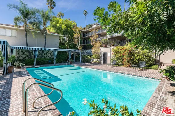 1225 SUNSET PLAZA DR 2