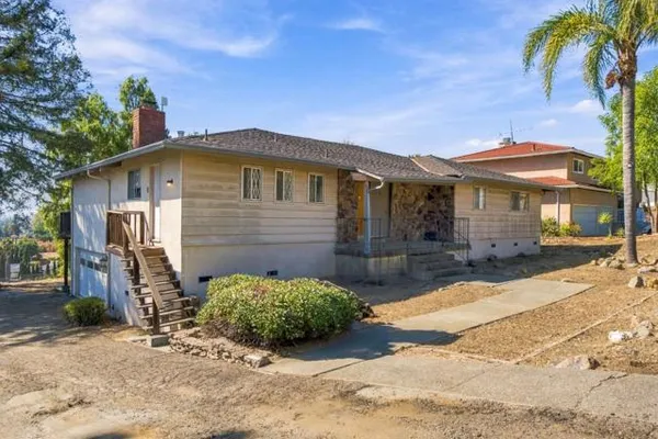 1035 VISTA DEL MAR
