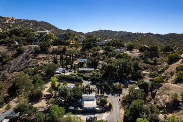 1068 LOMA LN