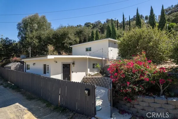 1068 LOMA LN