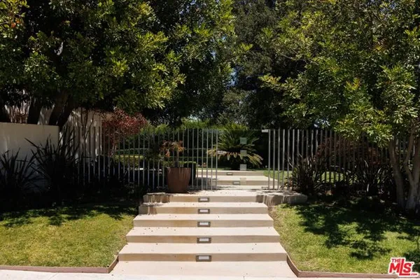 880 CANTERBURY RD