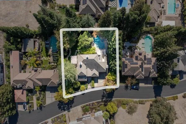 86 ROYAL RIDGE CT