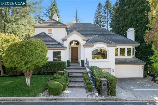 86 ROYAL RIDGE CT