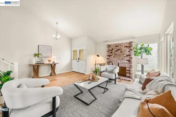 4 WOODVIEW CT